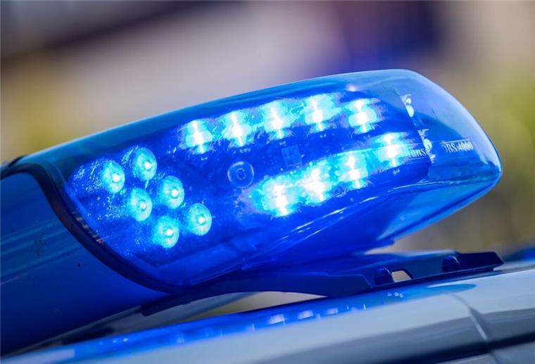 Bremerhaven: Unbekannte zerstören Sitzgruppe auf Schulhof Ein Blaulicht ist auf dem Dach eines Polizeifahrzeugs zu sehen.