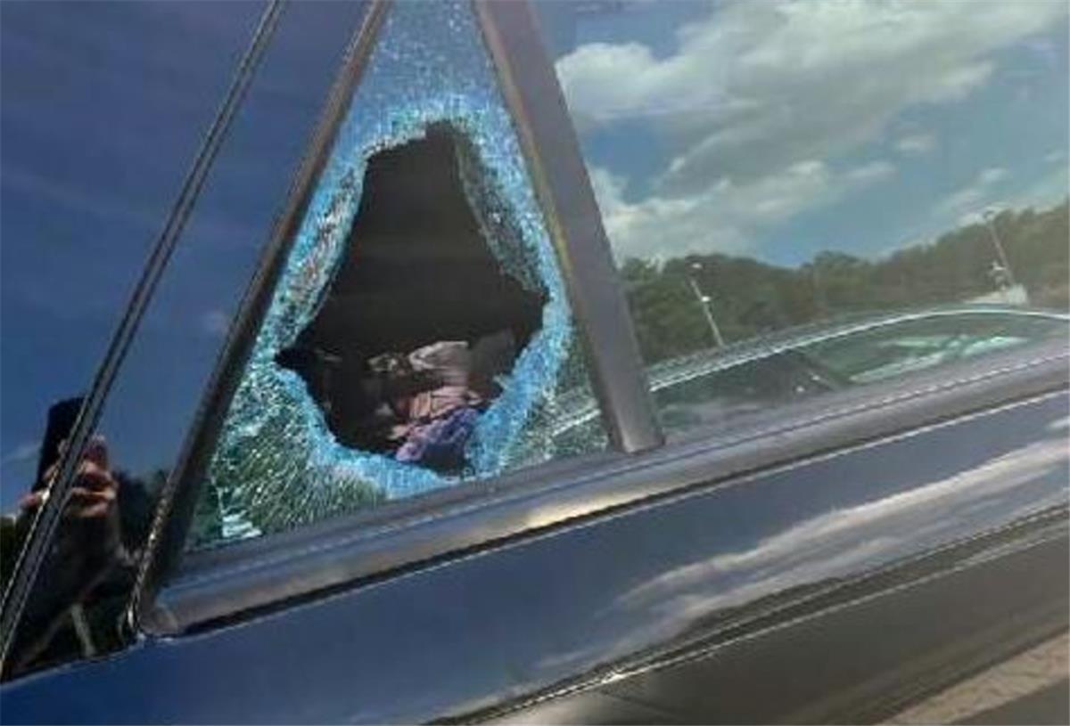 Die Täter schlugen die hintere Scheibe des SUV ein.