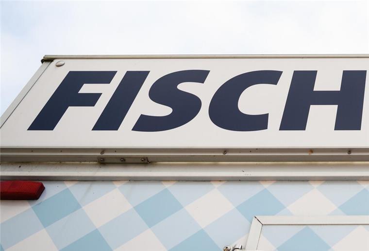 Bremerhaven: Unbekannte brechen Verkaufswagen im Fischereihafen auf "Fischimbiss" steht über einem geschlossenen Fischverkaufswagen.