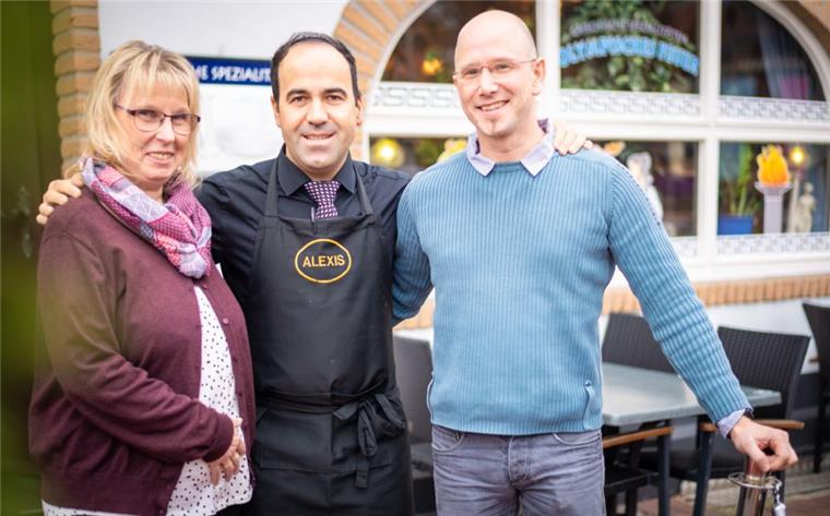 Festessen für arme Bremerhavener Die Tafel Bremerhaven lädt zum Nikolaus-Essen 2018 ein. Mit dabei sind die ehrenamtlich Engagierten (von links) Heike Schröder, Gastwirt Alexis Vaiou und Oliver Haertel.