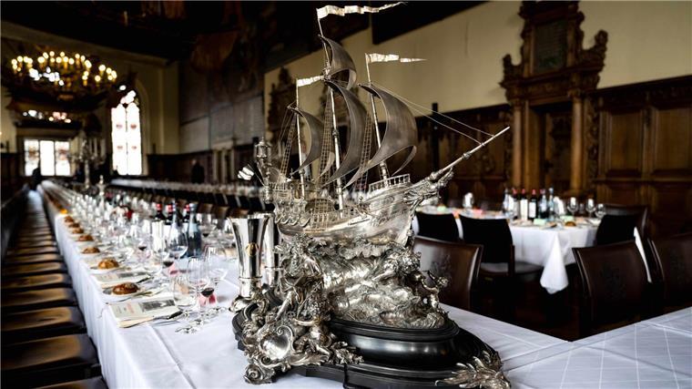 Bremer Schaffermahlzeit für Vielfalt und Demokratie Die Tafel ist für die 479. Schaffermahlzeit im Rathaus eingedeckt.