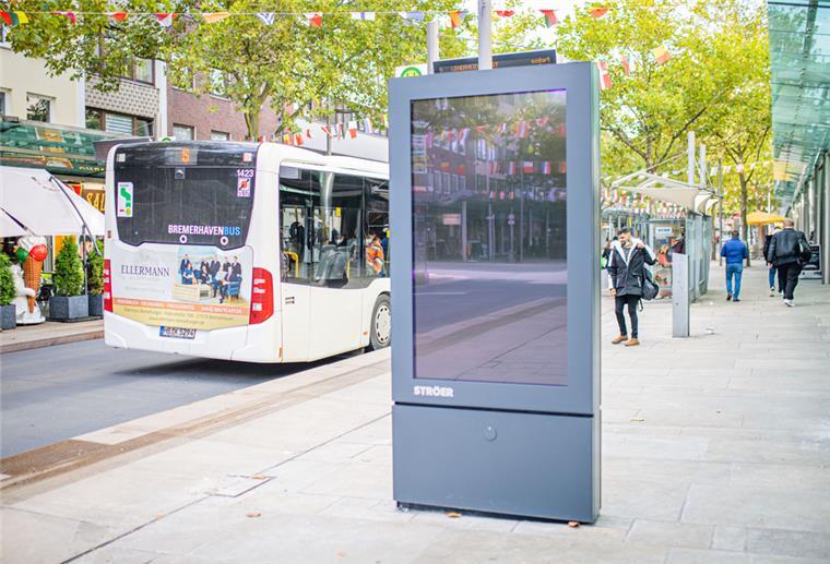 Bremerhaven: Tipps von der digitalen Info-Säule Die Tafeln mit den Bildschirmen sollen sowohl wichtige Informationen für Besucher anzeigen als auch Werbung. Eine von ihnen steht an der Bushaltestelle „Lloydstraße/VHS“.