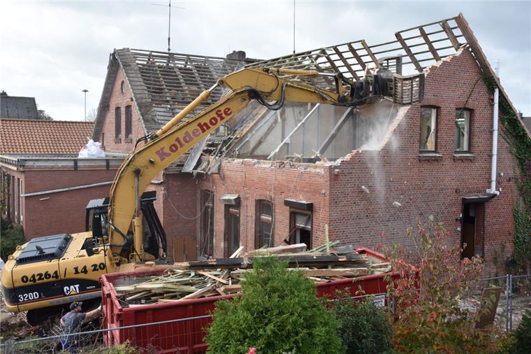 Bagger im Einsatz: Alte Schule in Vierden wird abgerissen Die Tage der alten Schule in Vierden sind gezählt. Ein Abrissbagger zerlegt das Gebäude in alle Einzelteile.