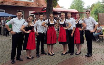 Die Tanzgruppe der Landjugend nach ihrem temperamentvollen Auftritt beim Sommerfest in Sievern.
