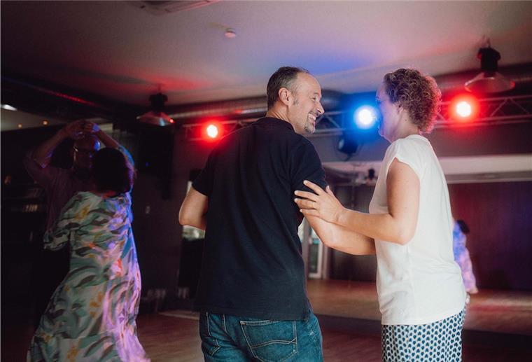 Willkommen in der ADTV-Tanzschule Beer Personen in einer der Tanzräume der Tanzschule Beer