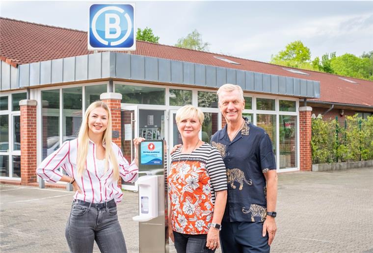 Die Tanzschule Beer in Bremerhaven bereitet sich auf die Öffnung nach den Corona-Ausgangsbeschränkungen vor. Im Bild (von links): Vanessa, Andrea und Horst Beer.