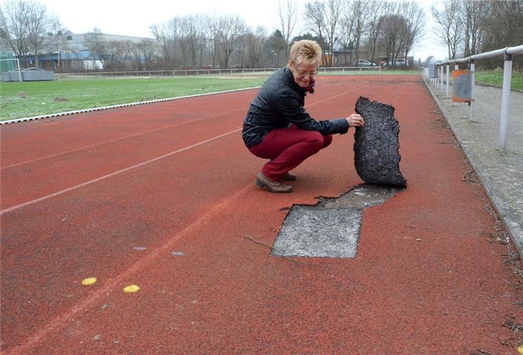 Loxstedt: Vorfreude auf den neuen Sportplatz Die Tartan-Bahn auf dem Kreissportplatz am Schulzentrum in Loxstedt löst sich auf.