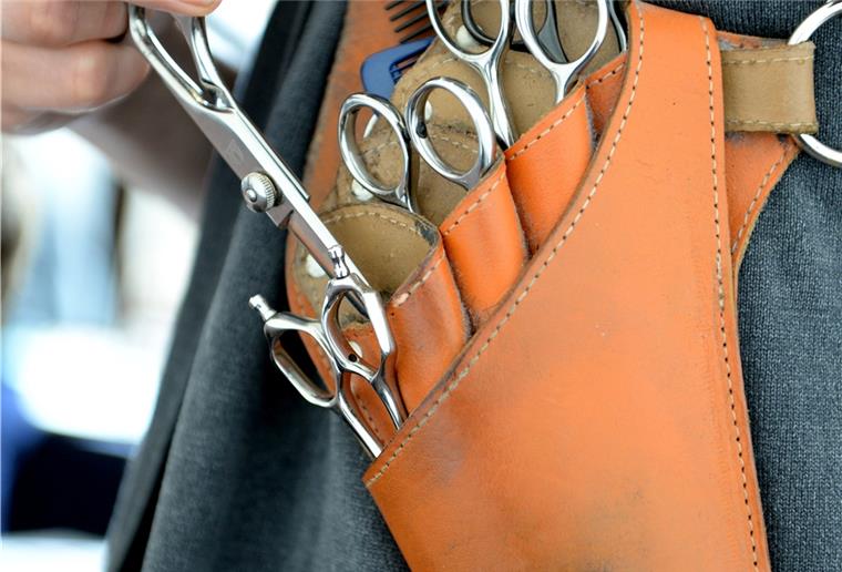 Zahlreiche Friseurbetriebe öffnen erstmals in Corona-Krise Die Tasche für Friseurutensilien kommt ab heute wieder zum Einsatz. Friseure dürfen ab dem 4. Mai wieder ihre Tür öffnen.