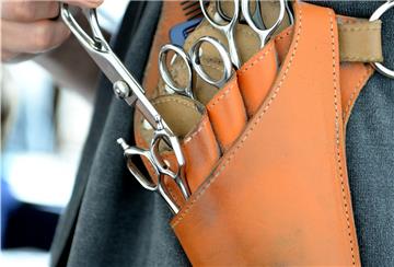 Die Tasche für Friseurutensilien kommt ab heute wieder zum Einsatz. Friseure dürfen ab dem 4. Mai wieder ihre Tür öffnen.