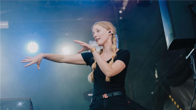 Influencerin: KI kann Gebärdensprache noch nicht erkennen Die taube Musikperformerin Cindy Klink performt Lieder in Gebärdensprache.