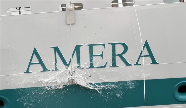 Taufe der "Amera" in Bremerhaven: "Verrückt nach Meer"-Stars hautnah Die Taufe – mit Champagner versteht sich.