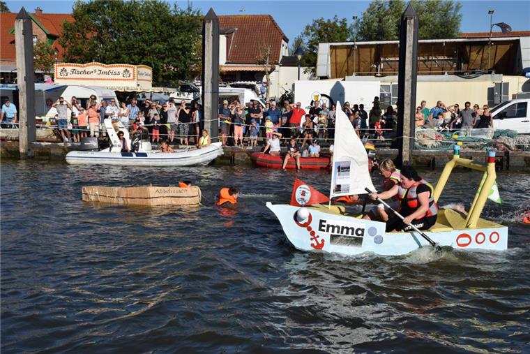 Die Teams auf dem Wasser (hier ein Bild von 2018) geben alles, um ihr Papierboot als erstes ins Ziel zu bringen. 