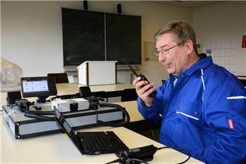 Die Technik ist sein Element: Rolf Gremke arbeitet seit vier Wochen für den Landkreis. Als Funktechniker soll er in der FTZ Schiffdorf eine Werkstatt aufbauen und übernimmt die technische Betreuung der Funkgeräte. 