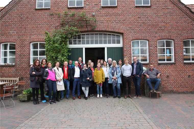 Wesermarsch: Kurze Wege für regionale Produkte Die Teilnahmer der Reframe-Konferenz in der Wesermarsch machten unter anderem auf dem Hof Butendiek Halt.