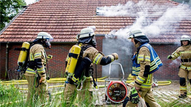 Feuer löschen, Menschen retten: Feuerwehren im Wettkampf Die teilnehmenden Feuerwehrkräfte des Wettbewerbs löschten einen simulierten Hausbrand.