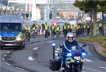 Die Teilnehmer an der Fahrrad-Demo passieren die Columbusstraße.