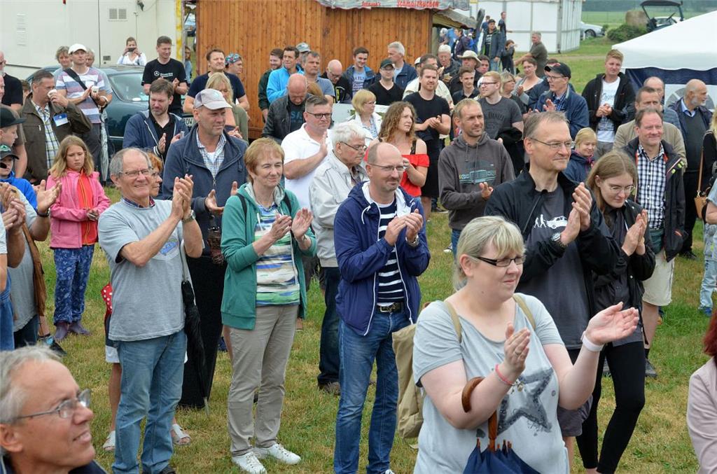 Die Teilnehmer applaudieren den Organisatoren. 