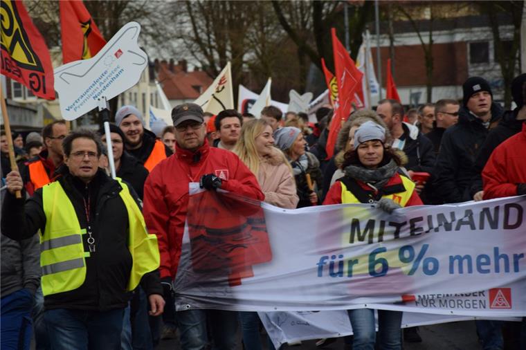 Warnstreik: 500 Metaller gehen in Nordenham auf die Straße Die Teilnehmer der Demonstration starteten bei Premium Aerotec in Einswarden und marschierten von dort aus in Richtung Innenstadt.