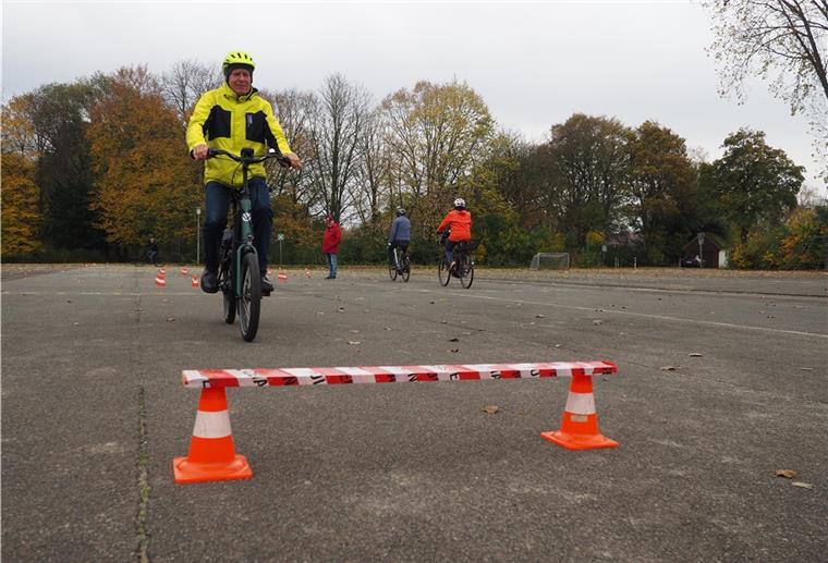 Nordenham: E-Bike-Kurs für den sicheren Umgang Die Teilnehmer des E-Bike-Kurses konnten den sicheren Umgang mit einem E-Bike an verschiedenen Stationen eines Parcours trainieren. Unter anderem galt es, vor einem Holzbrett abrupt abzubremsen.