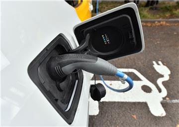 Die Teilnehmer des Landkreis-Projekts sind sich weitgehend einig: Die Elektroautos fahren sich gut, beim Aufladen aber gibt’s Potenzial.