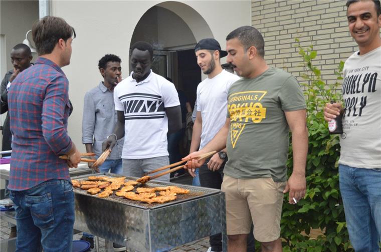 Grillen mit Flüchtlingen in Tarmstedt kommt gut an Die Teilnehmer hatten viel Spaß beim "Grillen International" in Tarmstedt.