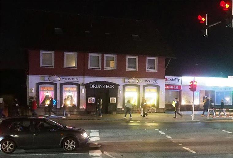 Kritiker der Corona-Maßnahmen laufen durch Langen Die Teilnehmer liefen auf dem Bürgersteig an der Leher Landstraße.