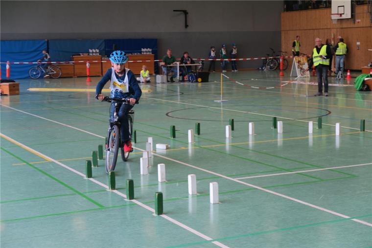 Fit für die Straße? Großes Fahrradturnier als Test in Rodenkirchen Die Teilnehmer mussten unter anderem durch eine S-Gasse aus Klötzchen fahren.