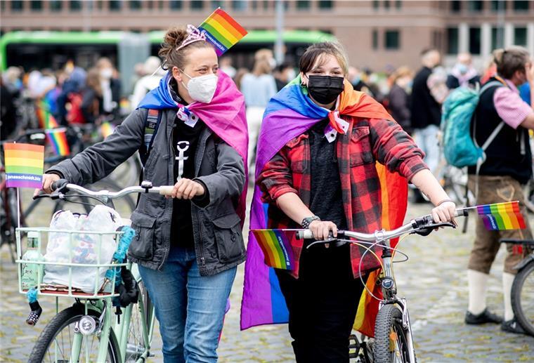 CSD-Demonstrationen in Berlin Die Teilnehmerinnen Anja (links) und Ash gehen im Rahmen des CSD (Christopher Street Day) mit ihren Fahrrädern über den Berliner Schützenplatz.