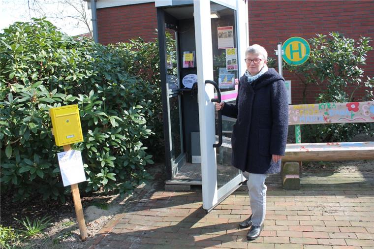 Der direkte Draht zu Gott - ein besonderes Projekt in Debstedt Die Telefonzelle neben der bunten Bank der Evangelischen Jugend in Debstedt hat’s in sich. Pastorin Christa Maschke freut sich auf Nutzer.