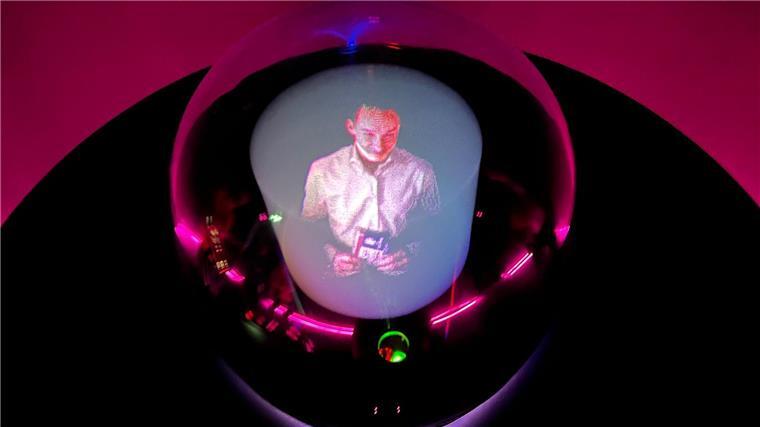 Blick in die Glaskugel: Fortschritte bei Hologramm-Telefonie Die Telekom präsentiert auf der Mobilfunk-Messe Mobile World Congress in Barcelona einen Router mit Glaskugel, der Hologramm-Telefonie ermöglichen soll.