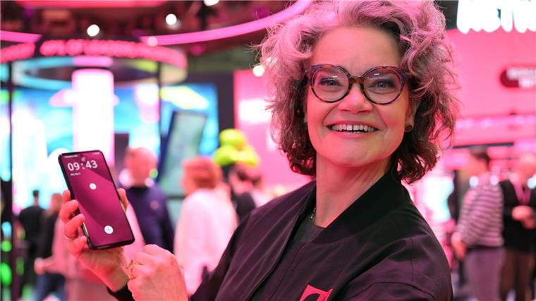 Die Telekom-Technikvorständin Claudia Nemat präsentiert das neue KI-Phone ihrer Firma.