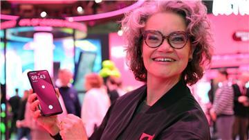 Die Telekom-Technikvorständin Claudia Nemat präsentiert das neue KI-Phone ihrer Firma.