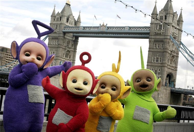 25 Jahre Teletubbies: Verlacht, verteufelt - aber ein Riesenerfolg Die Teletubbies stehen vor der Londoner Tower Bridge.