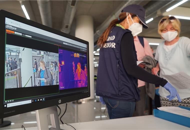 Erstattung von Flugtickets: Kunden müssen stark bleiben Die Temperatur der Passagiere wird auf dem Flughafen Palma de Mallorca mit einer Wärmekamera kontrolliert. Nach wochenlanger Corona-Pause ist am Montagvormittag erstmals wieder eine Maschine mit Urlaubern aus Deutschland auf Mallorca gelandet.