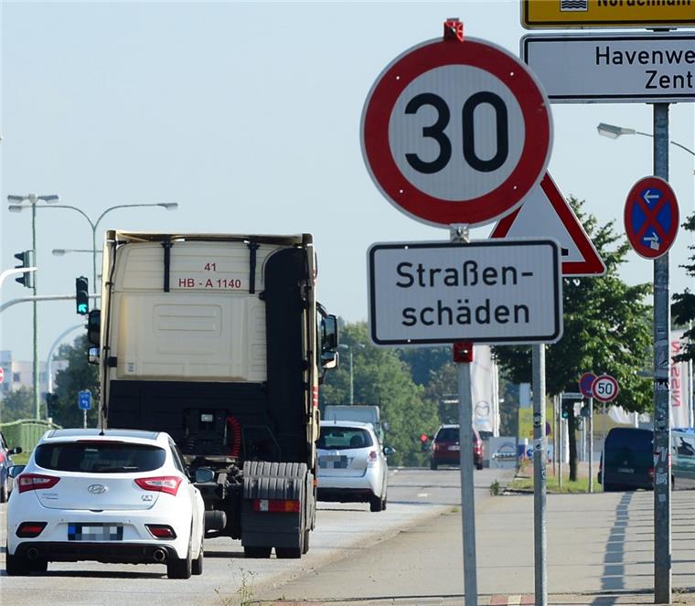 Lösung für die Stresemannstraße kostet rund 200.000 Euro Die Tempo-30-Schilder an der Stresemannstraße in Höhe der Brücke über die Geeste sollen schnell wieder verschwinden. Dafür müssen die Rampen wieder auf der Niveau der Brücke gebracht werden.