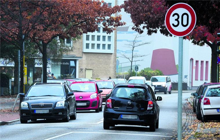 Gericht hebt Tempo-30-Regelung in der Deichstraße auf Die Tempo-30-Schilder in der Deichstraße müssen nach dem Urteil des Oberverwaltungsgerichts abgebaut oder verhüllt werden. Foto Scheer