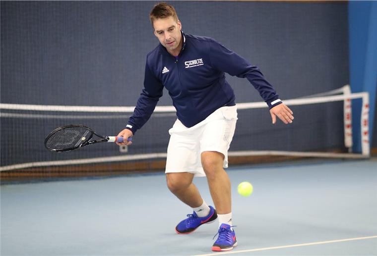 Spiele und Training sind noch nicht in Sicht Die Tennisspieler, hier Jannik Schultze vom TK Nordenham, dürfen Einzel spielen. Ob die Winter-Punktspiele ausgetragen werden, ist fraglich.