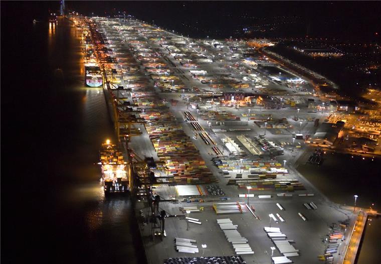 Mit LED-Lampen Strom sparen an der Bremerhavener Stromkaje Zum Schutz der Umwelt: Die Terminals an der Bremerhavener Stromkaje werden jetzt alle mit energiesparenden LED-Strahlern beleuchtet.