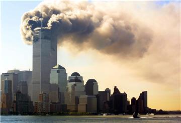 Ein brennender Turm nach einem Terroranschlag.