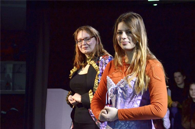 St.-Viti-Gymnasium Zeven: Schülerin rettet Theater-AG Die Theater-AG am St.-Viti-Gymnasium bei der Proben: Leeloo Lewandowski (rechts) und Kimberley Gall mimen in „Big Spender“ das Moderatoren-Duo Fiona und Luisa.