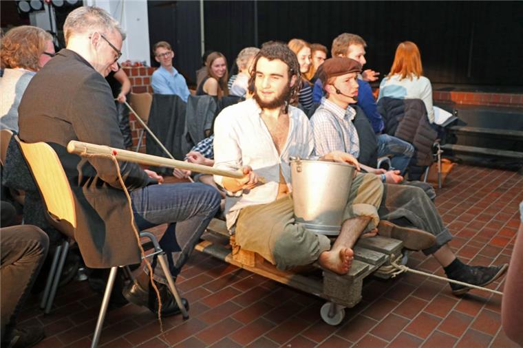 Theaterstück in Zeven: Schüler schippern auf dem Mississippi Die Theater-AG ist für ihre überraschenden Ideen bekannt und schafft es immer wieder, mit wenigen Mitteln eine große Wirkung zu erzielen. Hier schippern Huckle (vorne) und Tom auf einem Boot über den Mississippi.