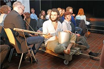 Die Theater-AG ist für ihre überraschenden Ideen bekannt und schafft es immer wieder, mit wenigen Mitteln eine große Wirkung zu erzielen. Hier schippern Huckle (vorne) und Tom auf einem Boot über den Mississippi.