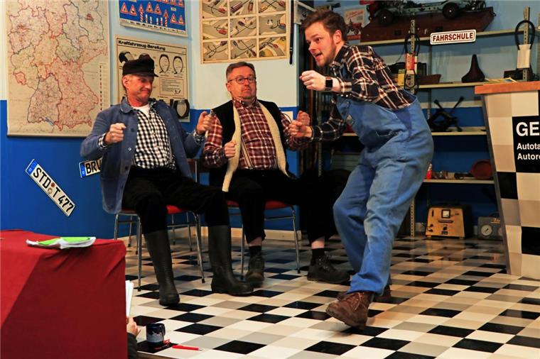 Anderlingen: Plattdeutsches Lustspiel vor der Premiere Die Theatergruppe Anderlingen zeigt das plattdeutsche Lustspiel "De vergnögte Tankstell". Zwei der drei Vorstellungen sind bereits vor der Premiere ausverkauft.
