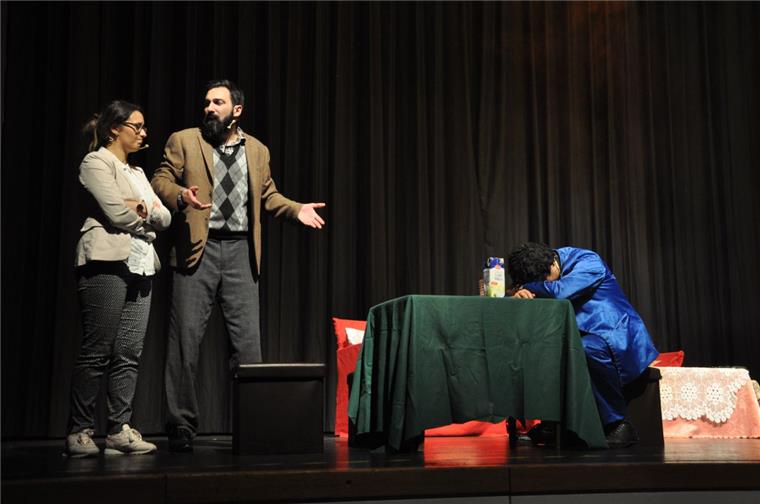 Ein Bekenntnis zur deutsch-türkischen Freundschaft in Nordenham Die Theatergruppe Halber Apfel spielte in Nordenham die Komödie "Almanya, ich liebe dich".