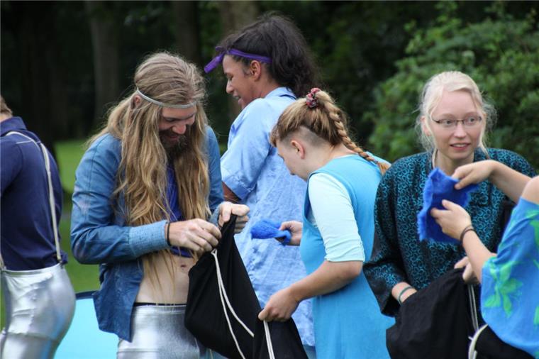 Die Theatergruppe "Wildwux" bei ihrem Gastspiel in Wilstedt. Blaue Fellstückchen spielen in dem Stück „Die kleinen Leute von Swabedoo“ eine wichtige Rolle.