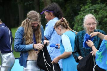 Die Theatergruppe "Wildwux" bei ihrem Gastspiel in Wilstedt. Blaue Fellstückchen spielen in dem Stück „Die kleinen Leute von Swabedoo“ eine wichtige Rolle.