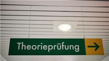 Die theoretische Führerscheinprüfung löst bei einigen Prüflingen so viel Bammel aus, dass sie lieber jemand anderen hinschicken. (Symbolfoto)