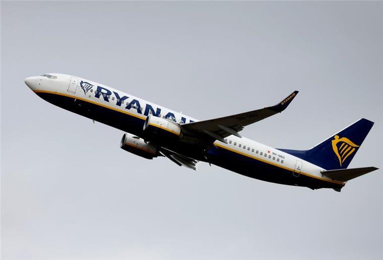 Passagiermaschine der Fluggesellschaft Ryanair startet am Flughafen