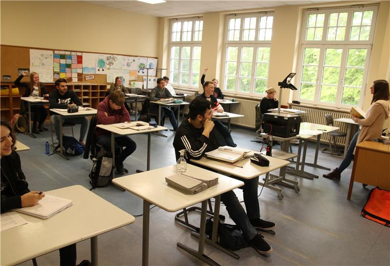 Neubeginn mit vielen Hürden Die Tische in den Unterrichtsräumen am Gymnasium sind mit viel Abstand aufgestellt.