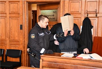 Die Tochter des Opfers und ihre Anwältin denken, dass der Mord an dem 76 Jahre alten Mann im August vergangenen Jahres womöglich verhindert worden wäre, wenn die Justiz den Angeklagten gut anderthalb Jahre zuvor wegen einer Raubtat sofort zur Rechenschaft gezogen hätte. 